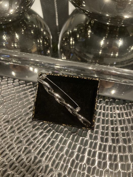 Broszka w kolorze srebra