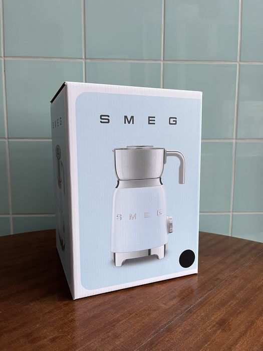 Spieniacz do mleka Smeg MFF11BLEU czarny 50’s