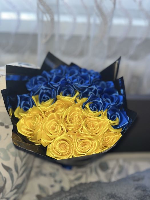 Тюльпани та троянди з атласної стрічки