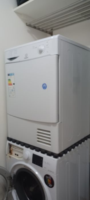 Máquina secar Indesit IDC75