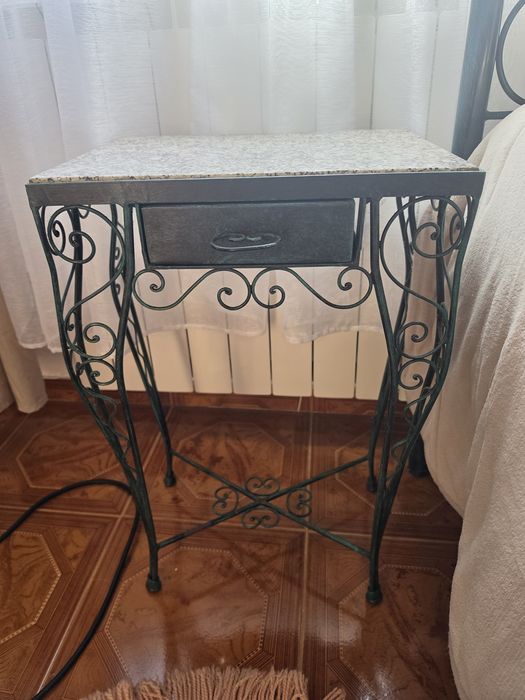 Cama de ferro com mesas de cabeceiras 140x200
