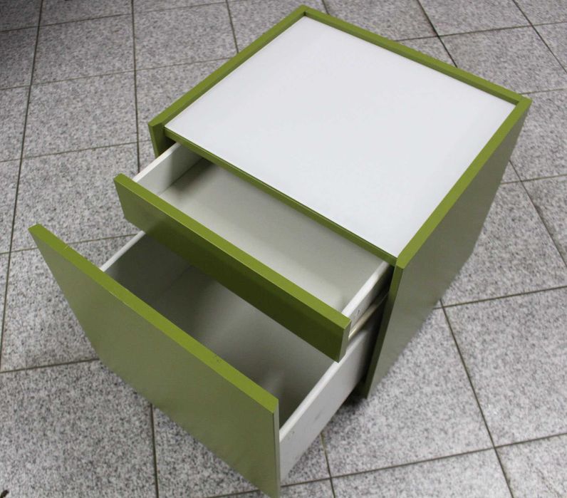 Mesa de cabeceira com tampo em vidro