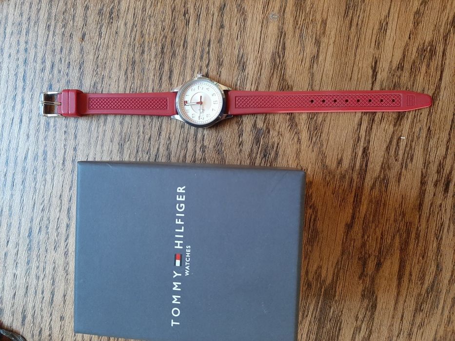 Zegarek damski Tommy Hilfiger. czerwony