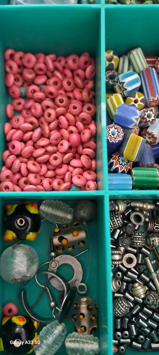 Peças de bijuteria caixa e brincos