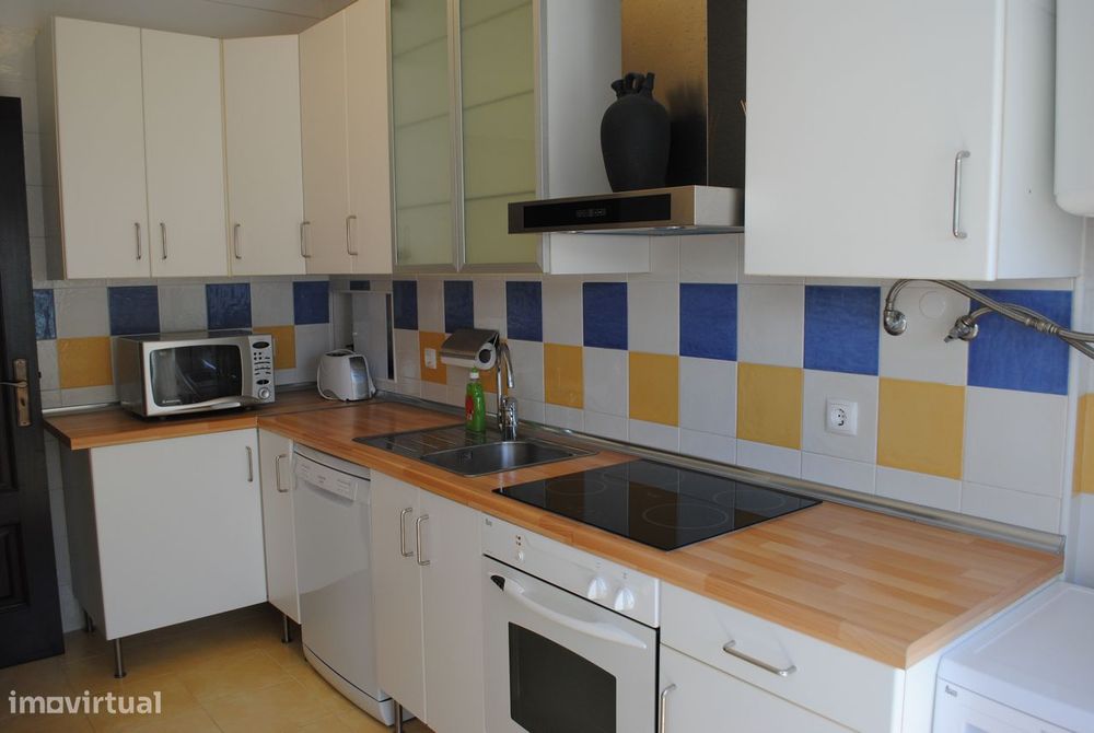Apartamento T2 com terraço em Linda-a-Velha