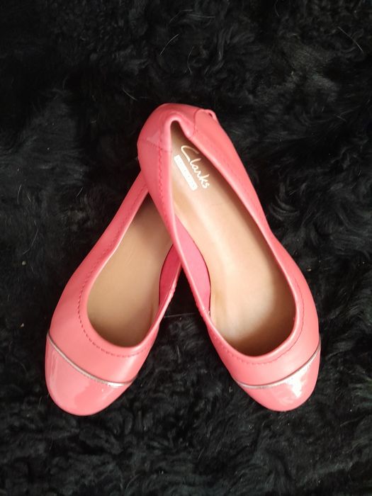 Нові шкіряні туфлі на дівчинку