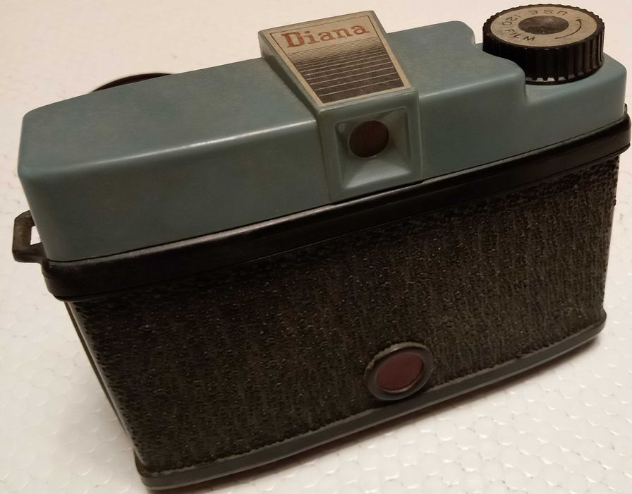 Maquina de fotos "DIANA", muito antiga, de rolo