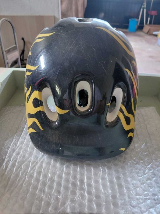 Trotinete e capacete de criança