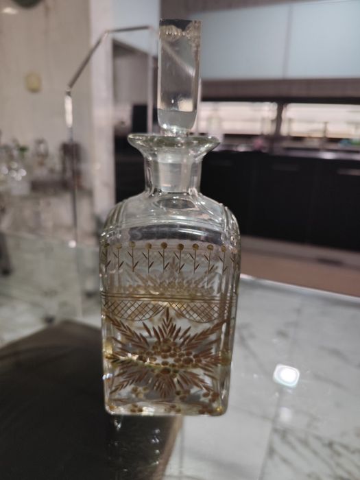Garrafa vintage em cristal Baccarat lapidado e relevado,pintado á mão