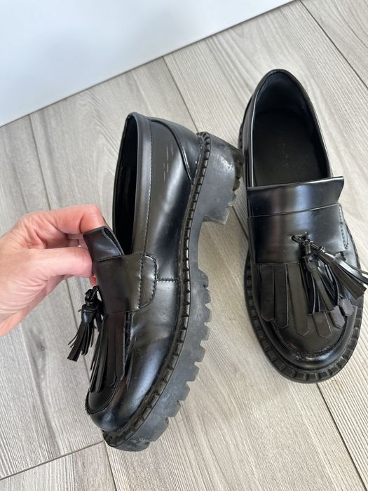 DeeZee mokasyny loafkersy czarne z falbanka 38