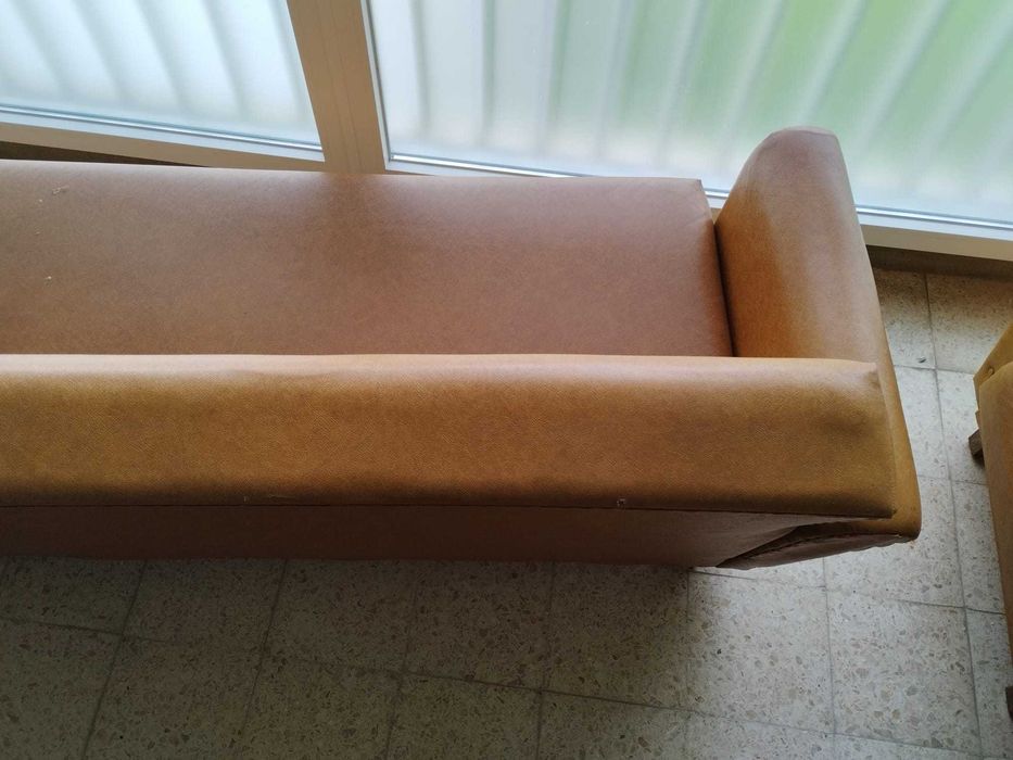 Sofá-cama 3 lugares estilo vintage / mid century em napa caramelo