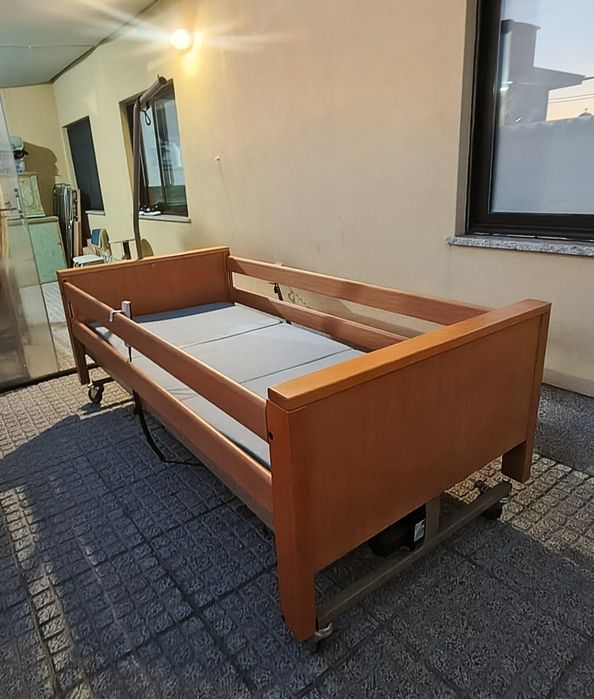Cama articulada elétrica e elevatória hospitalar