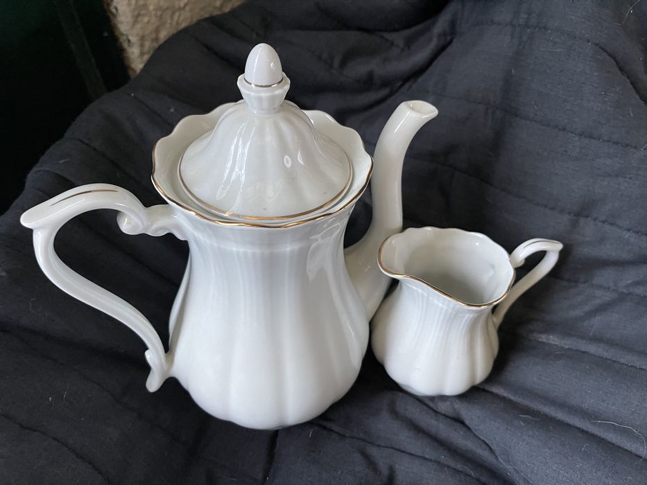 Serviço chá branco com debruado fio dourado