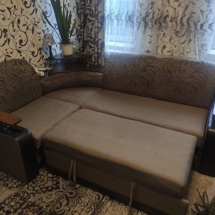 Продам угловой диван в нормальном состоянии.