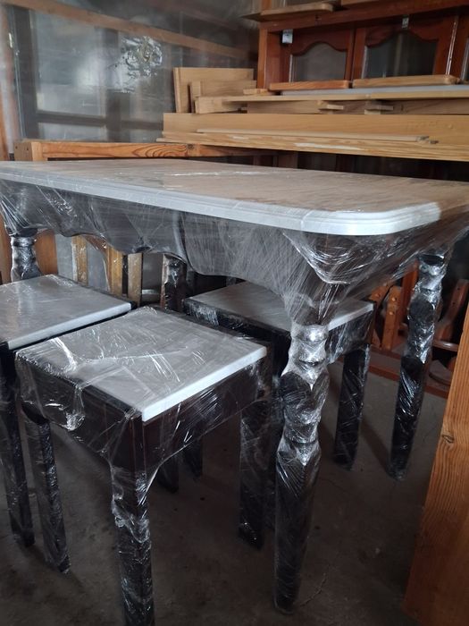 Стол и 4 табурета