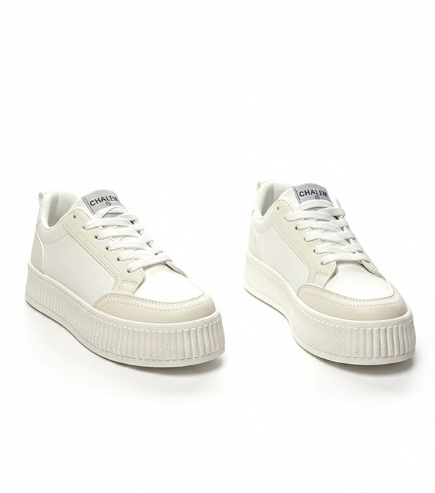 Białe sneakersy na platformie Solange