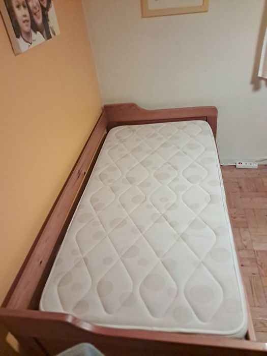 Cama com gaveta e respetivos coleções e mesa de cabeceira