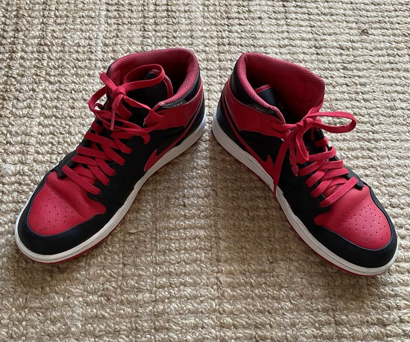 Jordan 1 Mid preto e encarnado (43)
