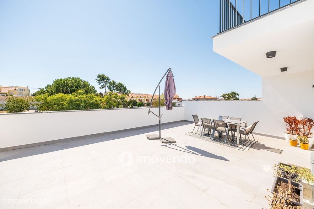 Moradia T3+1 moderna, com garagem e áreas amplas, em Alcochete