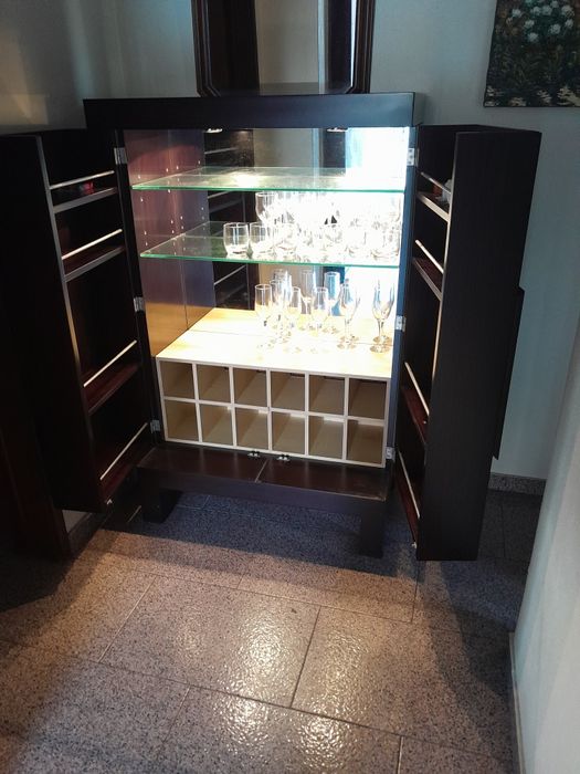 Móvel Bar com iluminação e garrafeira