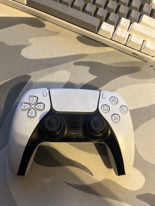 Comando ps5 e cabo de carregamento