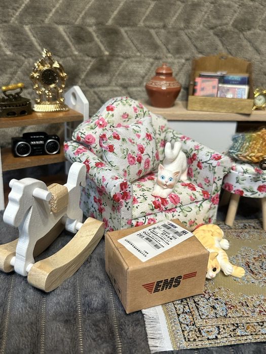 Лялькова мініатюра 1:6 ( диван, книжкова полиця, книги, стілець)