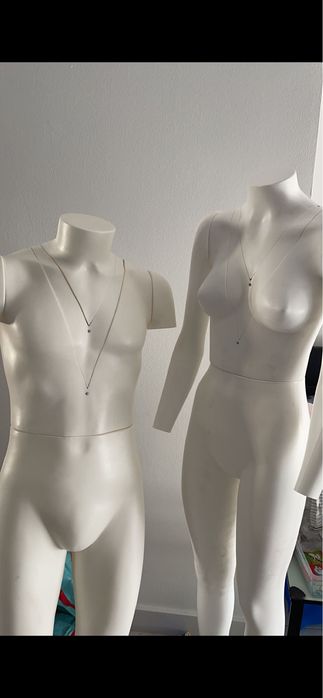 2 manequins invisíveis, feminino e masculino.