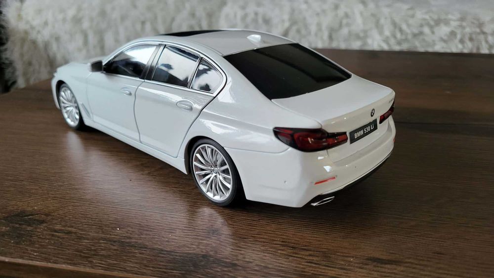 samochód Bmw G30 Lift 1:18 NOWY wszystkie elementy otwierane
