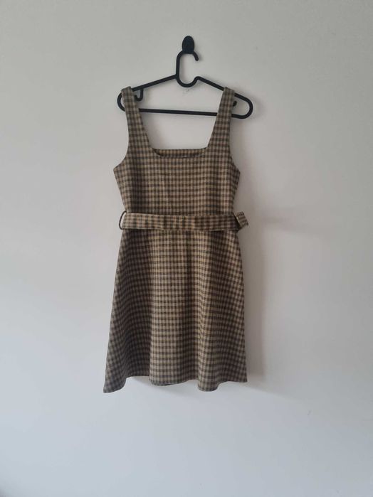 Krótka sukienka mini rozkloszowana w kratkę z paskiem dzianinowa