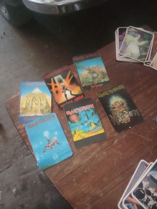 Calendários de Metallica Iron Maiden e Guns and Roses.