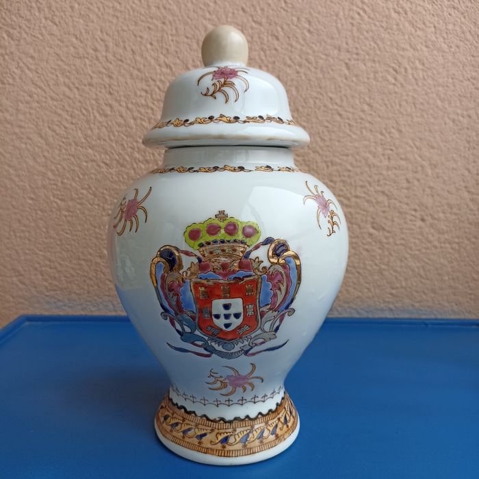 Pote oriental brasonado com tampa