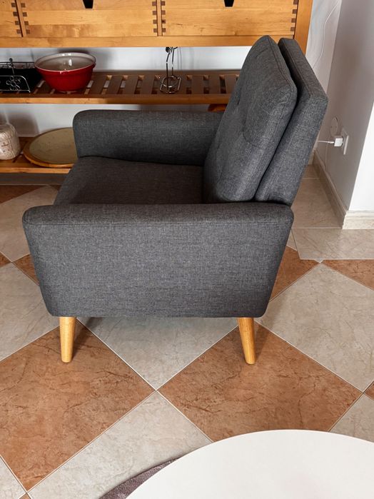 2x Poltrona com pés em madeira maciça, design moderno