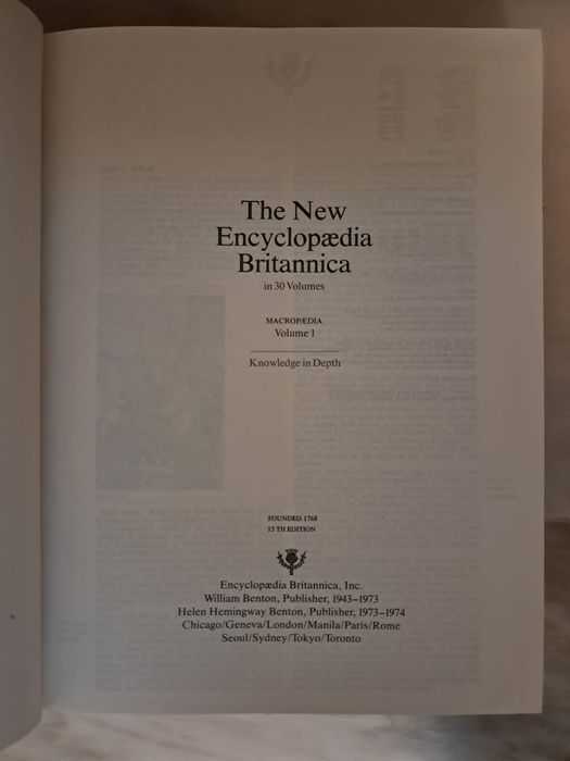 Vendo para desocupar Enciclopédia britânica e Enciclopédia Barsa