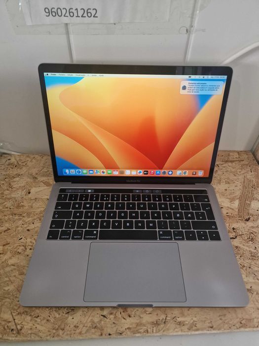 MacBook Pro TOUCH BAR 2017 com varios programas.