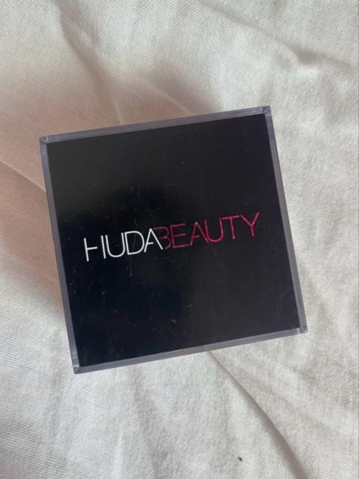 Huda Beauty Easy Bake Loose powder puder sypki kosmetyk sephora