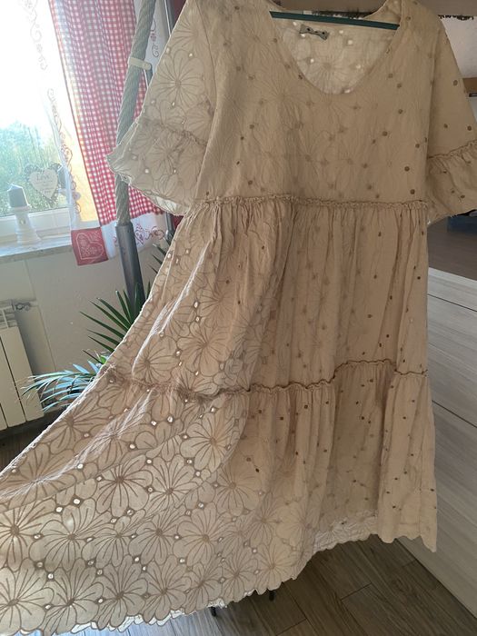 Sukienka roz uniwersalny haftowana