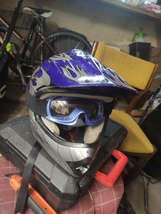 Kask i rękawiczki na Crossa