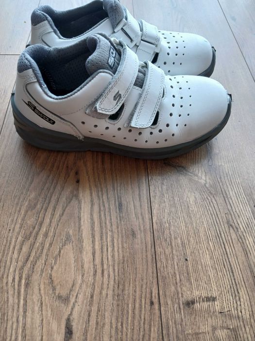 Sprzedam białe buty robocze z twardym noskiem o rozmiarze 38