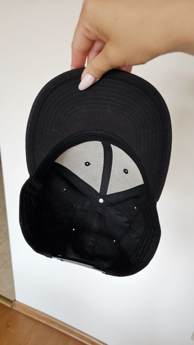 Czapka z daszkiem typu snap back, Off Beat