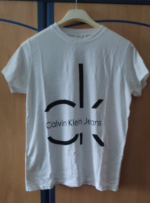 T-shirt branca com letras pretas