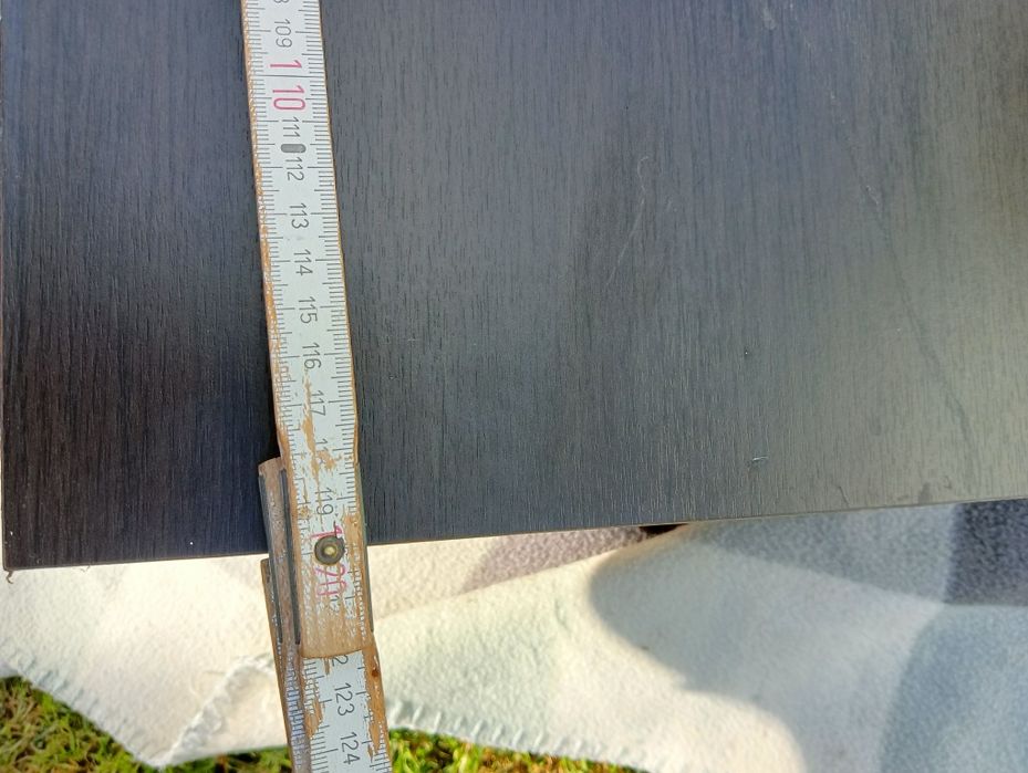 Blat z umywalką i baterią.