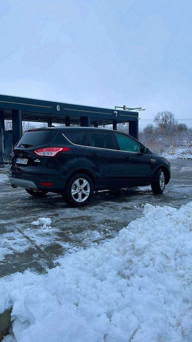 Автомобіль форд ескейп
