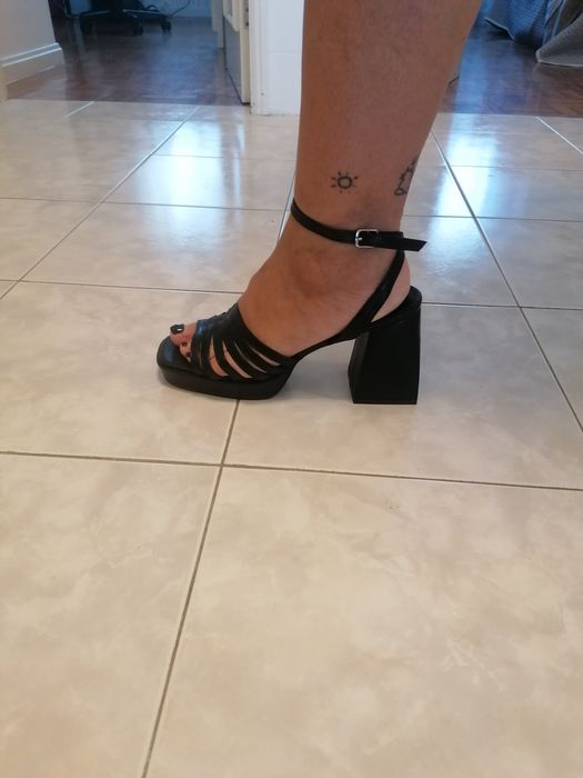 Sandálias pretas com salto