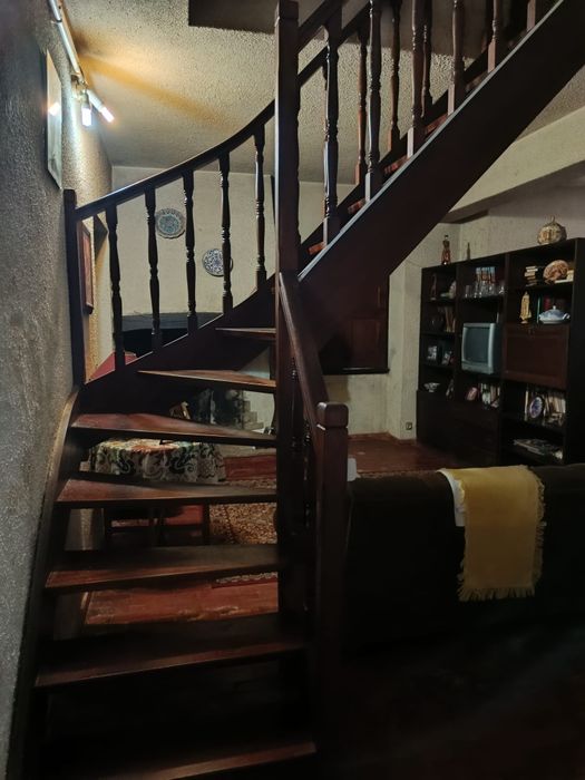 Escada interior de madeira maciça em mogno
