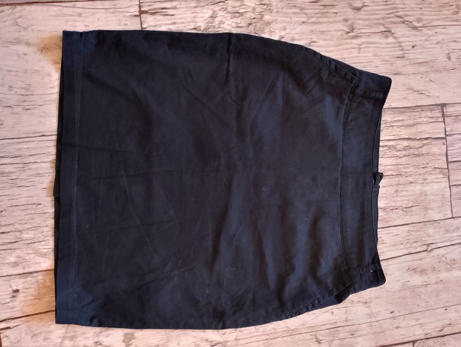 Czarna ołówkowa spódnica z kieszeniami r.38