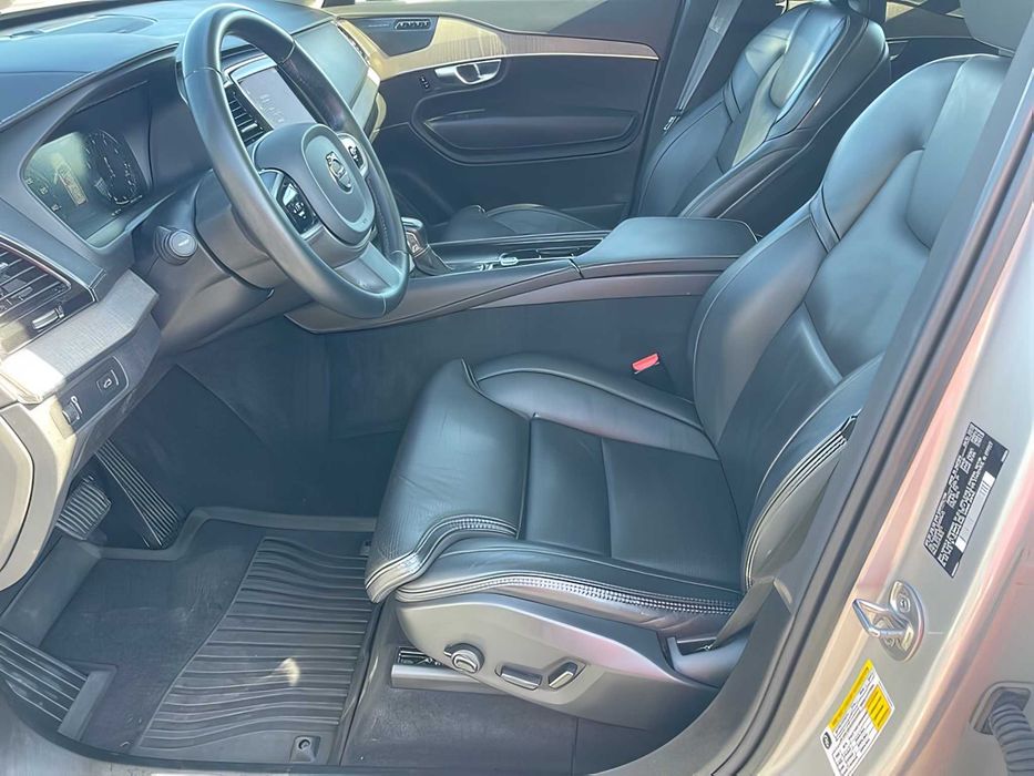 Volvo XC90      2022