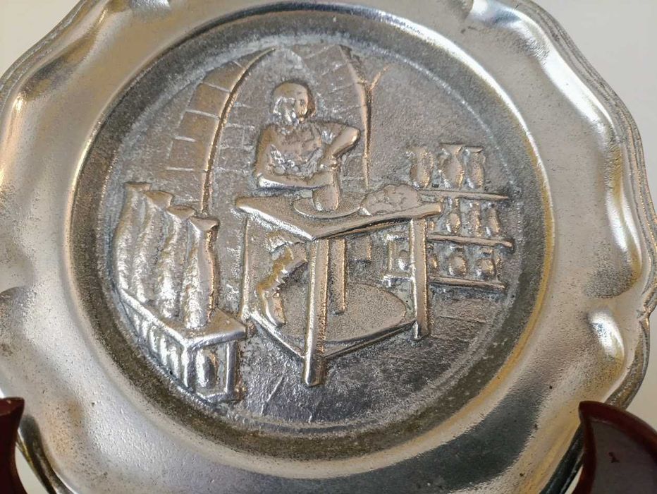Prato decorativo em liga de estanho década 1970