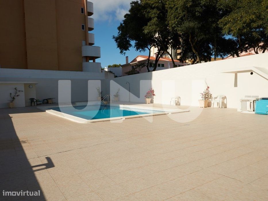 Apartamento T2, remodelado, em condomínio com piscina.