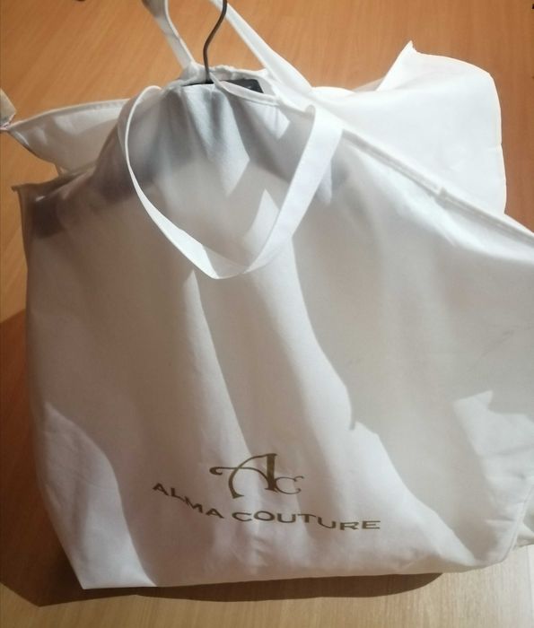 Vestido noiva elegante e simples.