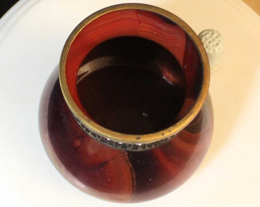 Vaso de vidro iridescente vintage com cinto de metal dourado